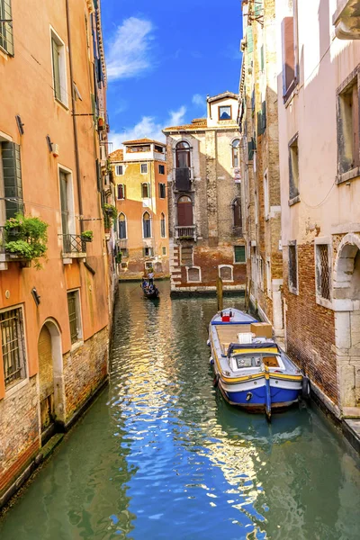 Gondola Touirists Colorido pequeno lado Canal Ponte Veneza Itália — Fotografia de Stock