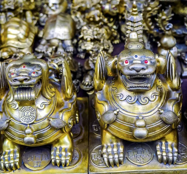Réplique chinoise Dragons en bronze Panjuan Puces marché Pékin Chine — Photo