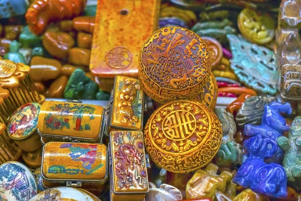 Antiguo colorido chino recuerdos de cerámica Panjuan mercado de pulgas Beijing China — Foto de Stock