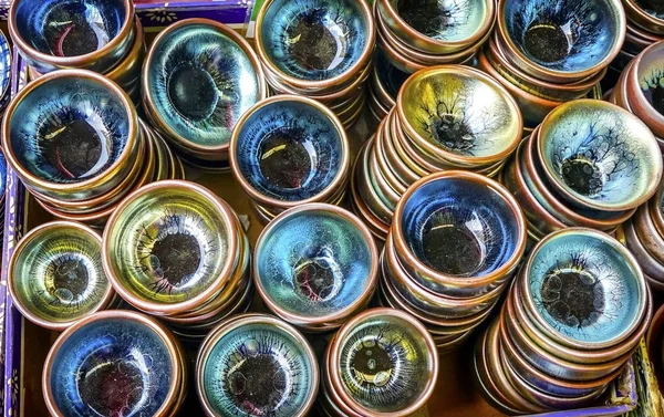 Panjuan bit pazarı Beijing Çin eski Çin cam seramik tabaklar — Stok fotoğraf