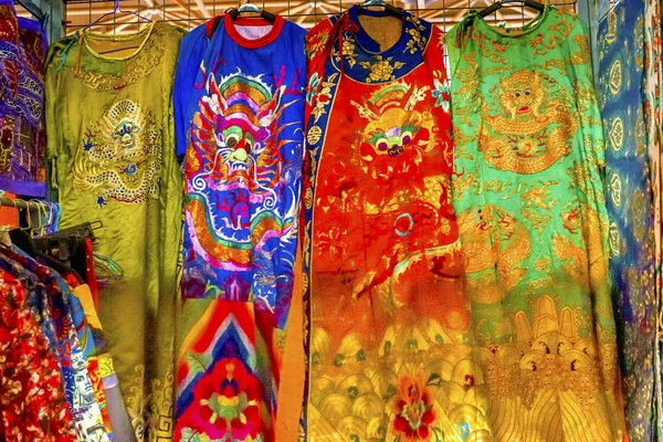 Chine Dragon chinois réplique vêtements de soie Panjuan marché aux puces Beijing — Photo