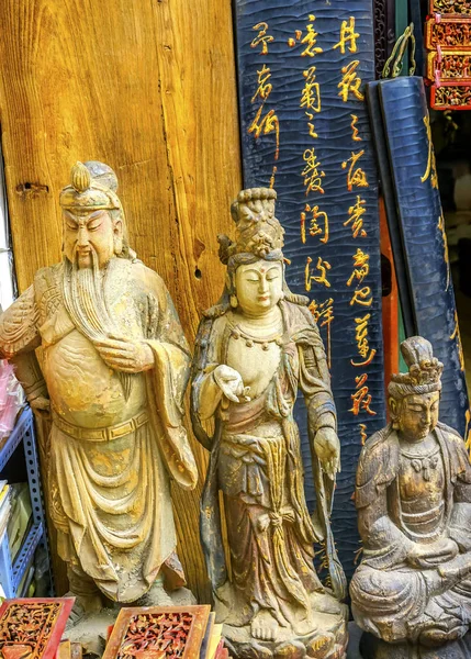 Dřevěná Buddhů dekorace Panjuan bleší trh Peking Čína — Stock fotografie