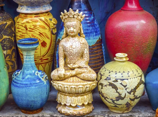 Oude Chinese keramische Boeddha potten Panjuan rommelmarkt Beijing China — Stockfoto