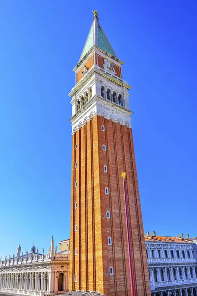 Campanile çan kulesi Saint Mark's Meydanı Piazza Venedik İtalya — Stok fotoğraf