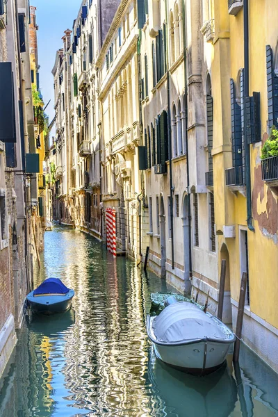 Motorboote Masten bunte kleine Seitenkanal Venedig Italien — Stockfoto