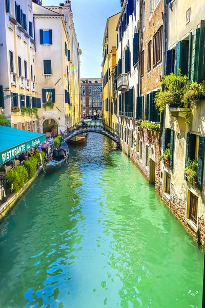 Gondola Touirists étterem színes kis oldalsó csatorna híd Ve — Stock Fotó