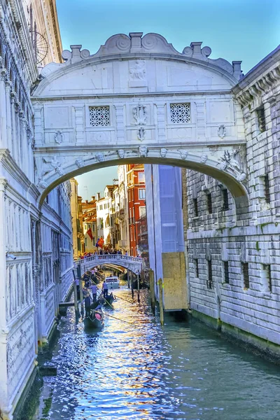 Gondola Touirists สีสันสดใส Side Canal Bridge Sighs เวนิส อิตาลี — ภาพถ่ายสต็อก