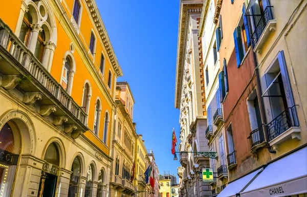 Kleurrijke zonnige Main Shopping Street Venetië Italië — Stockfoto