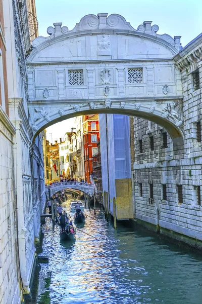 游艇 Touirists 五颜六色的边运河桥梁叹息意大利威尼斯 — 图库照片