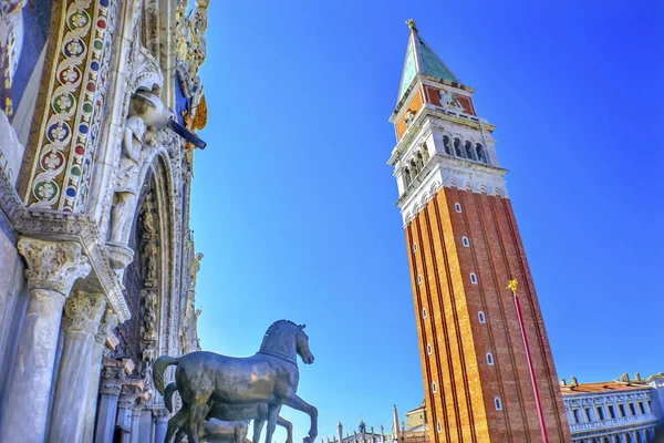 Campanile toren paarden San Marcoplein basiliek Piazza Venetië Italië — Stockfoto