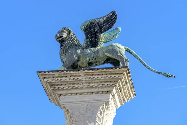 Svatého Marka okřídlený lev sloupec svatého Marka čtvercové Benátky Itálie — Stock fotografie