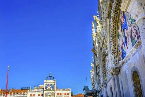 Paarden van de San Marco basiliek mozaïek Piazza Venetië Italië — Stockfoto