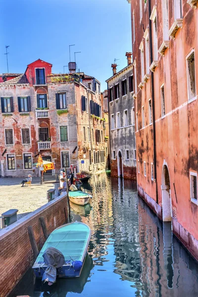 Motorboote touirists bunte kleine Seitenkanal Venedig Italien — Stockfoto