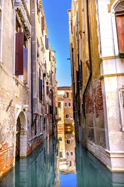 Barevné malé straně průplavu Benátky Itálie — Stock fotografie