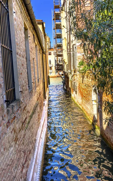 Renkli küçük yan kanal Venedik İtalya — Stok fotoğraf