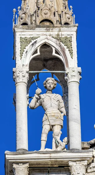 Svatý Michael socha svatého Marka církevní Benátky Itálie — Stock fotografie