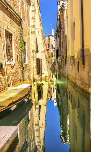Barco colorido pequeno lado Canal Edifícios Veneza Itália — Fotografia de Stock