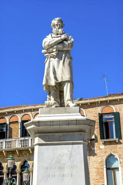 Nicolo Tommaseo statua sławny pisarz Wenecja Włochy — Zdjęcie stockowe