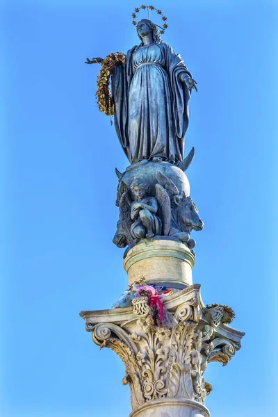 Maagd Maria standbeeld Onbevlekte Ontvangenis kolom Rome Italië — Stockfoto