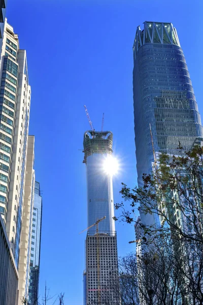 Μεγάλο ουρανοξύστες του Παγκόσμιου Κέντρου Εμπορίου Z15 ήλιο πύργους Πεκίνο Κίνα — Φωτογραφία Αρχείου