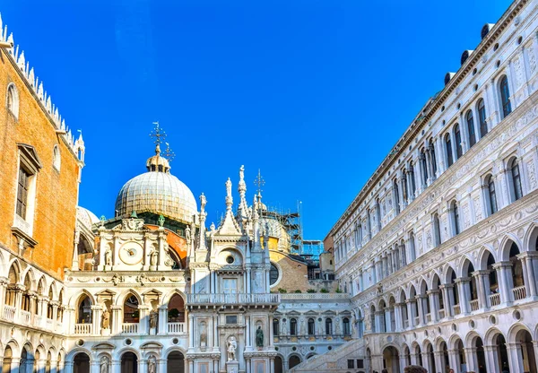 Doge's Palace Courtyard Saint Mark's kilise heykeller Venedik İtalya — Stok fotoğraf