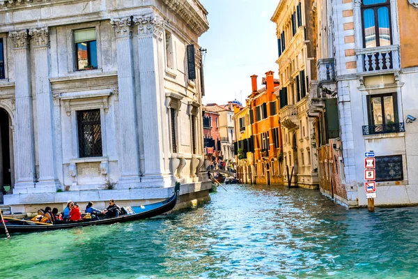 Gondol Touirists renkli küçük yan Kanal Köprüsü Venedik İtalya — Stok fotoğraf