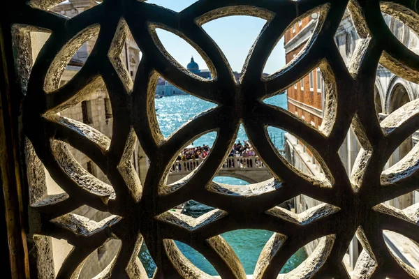 Touiristas colorido lado canal puente suspiros Doges palacio Venecia Italia — Foto de Stock