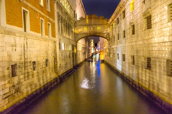 Ponte dei Sospiri Night Colorful Side Canal Venezia — Foto Stock