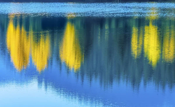 Blau Wasser Gelb Bäume abstrakt Gold See Herbst Snoqualme Pass — Stockfoto