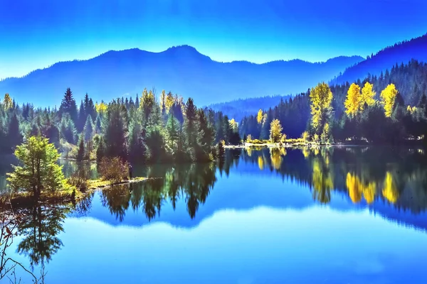 Modrá voda Yewllow stromy zlaté jezero podzim Snoqualme Pass praní — Stock fotografie