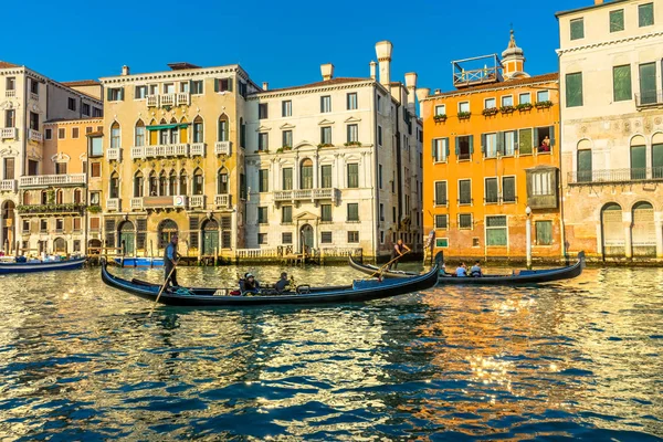 Gonodlas Colorful Grand Canal Reflectioins Венеция — стоковое фото