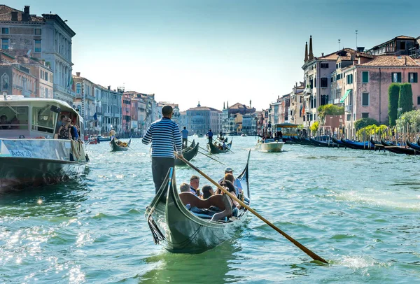 Barevné Canal Grande Gondola trajekt Benátky Itálie — Stock fotografie