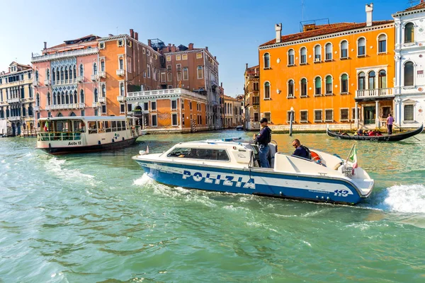 Blau weißes Polizeiboot bunt Grand Canal Venedig Italien — Stockfoto