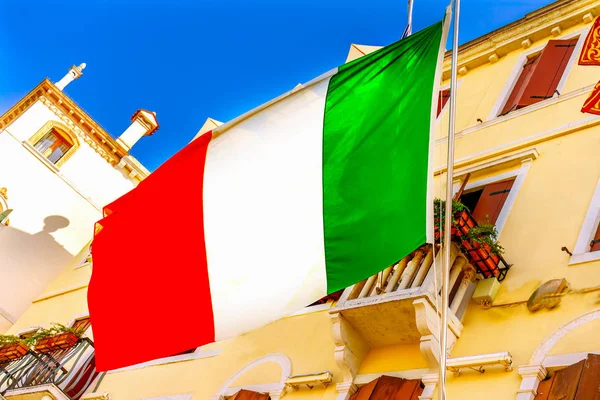 Röd vit gröna italienska flaggan Venedig Italien — Stockfoto
