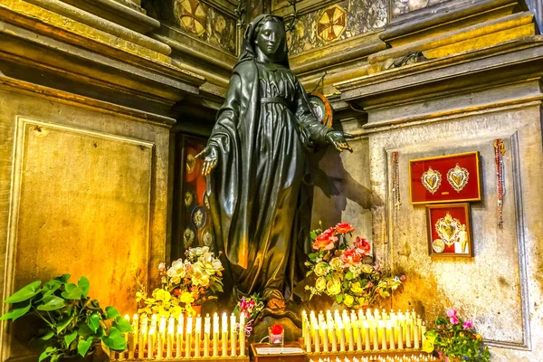 Mary standbeeld kaarsen Sainta Maria di Nazareth Church Venetië Italië — Stockfoto