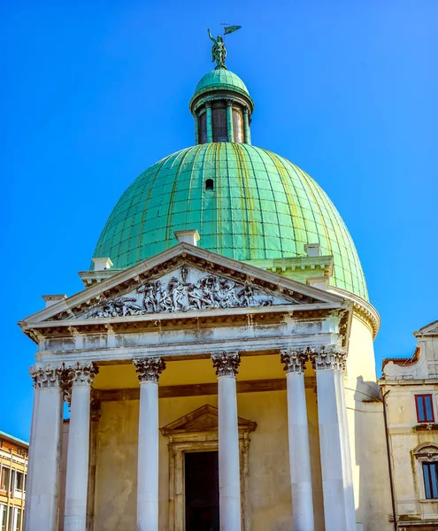 ヴェネツィアのサン シメオネ聖堂の祭壇 — ストック写真