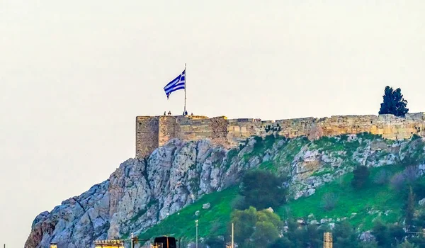 希腊希腊国旗悬崖山顶雅典卫城 — 图库照片