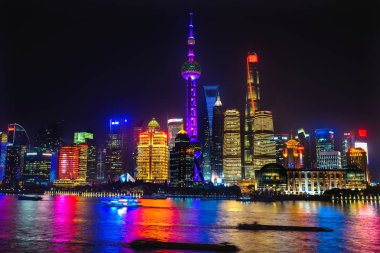 Oryantal inci Tv Kulesi Pudong tekneler yansımaları gece ışıklar Huangpu Nehri üç gökdelenler Cityscape Shanghai Çin