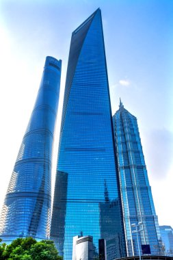Jin Mao kulesi üç gökdelenler yansımalar yapmak desen ve tasarımları Liujiashui finans bölgesine Shanghai Çin. Shanghai Kulesi ve Shanghai Dünya Finans Merkezi