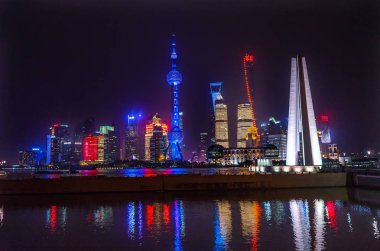 Kahramanlar oryantal inci Tv Kulesi Pudong Bund Huangpu Nehri gökdelenler Cityscape Shanghai Çin Halk için anıt
