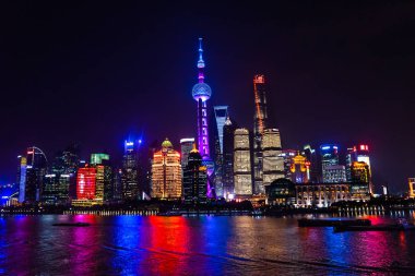 Shanghai, Çin - 17 Eylül 2017 oryantal inci Tv Kulesi Pudong Bund Huangpu Nehri gökdelenler Cityscape Shanghai Çin