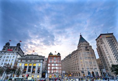 Shanghai, Çin - 16 Eylül 2017 barış Hotel Bund binalar akşam Shanghai Çin