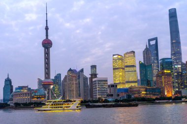 Oryantal inci Tv Kulesi Pudong Bund Huangpu Nehri gökdelenler Cityscape Shanghai Çin bakıyor
