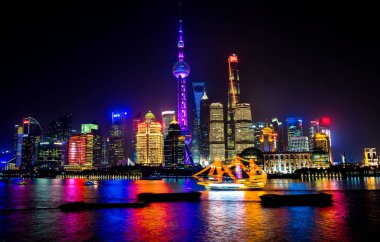 Oryantal inci Tv Kulesi Pudong Bund Huangpu Nehri gökdelenler Cityscape Shanghai Çin