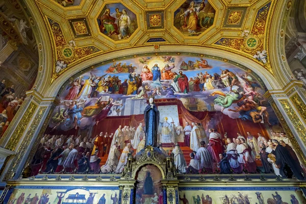 梵蒂冈博物馆圣母玛利亚雕像拉斐尔室罗马意大利 — 图库照片