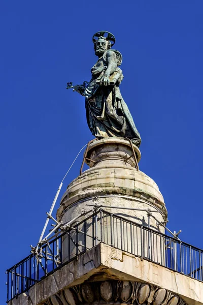 Socha svatého Petra Starověký Trajan Sloup Řím Itálie — Stock fotografie