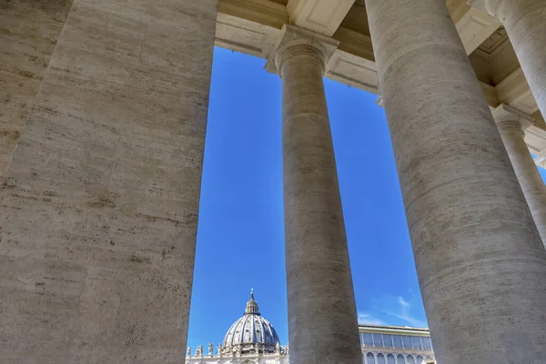 Bazylika św. Piotra Kolumny Watykan Rzym Włochy — Zdjęcie stockowe