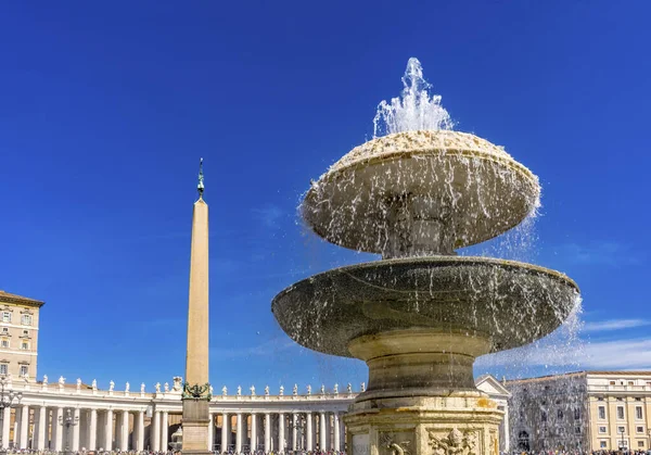 Svatý Petr náměstí Obelisk Bernini Fontána Vatikán Řím Itálie — Stock fotografie