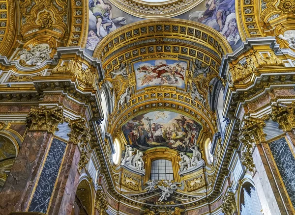 Потолочные фрески Базилика Карло аль Корсо Церковь Рим Италия — стоковое фото