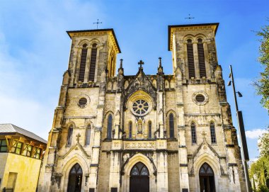 Kapılar San Fernando Katedrali 'ne bakıyor San Antonio Teksas